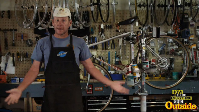 Lance Armstrong hướng dẫn thay lốp xe đạp